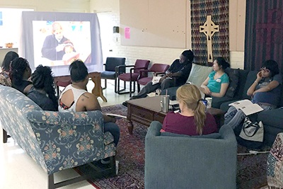 A partner of Ready for School, Ready for life running a LENA Start parent group session in Guilford County, North Carolina